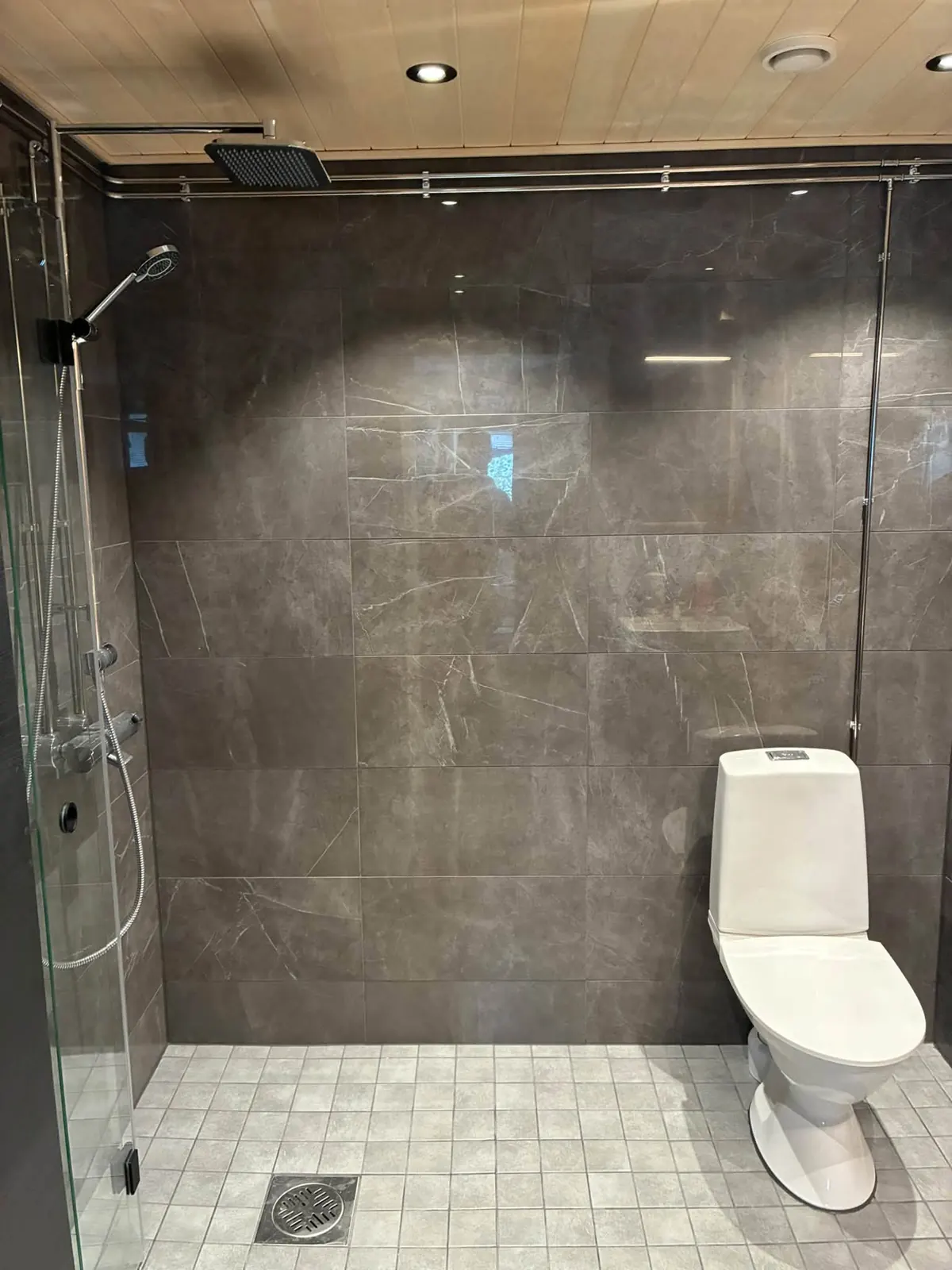 Kylpyhuone, jossa suihkunurkkaus ja wc