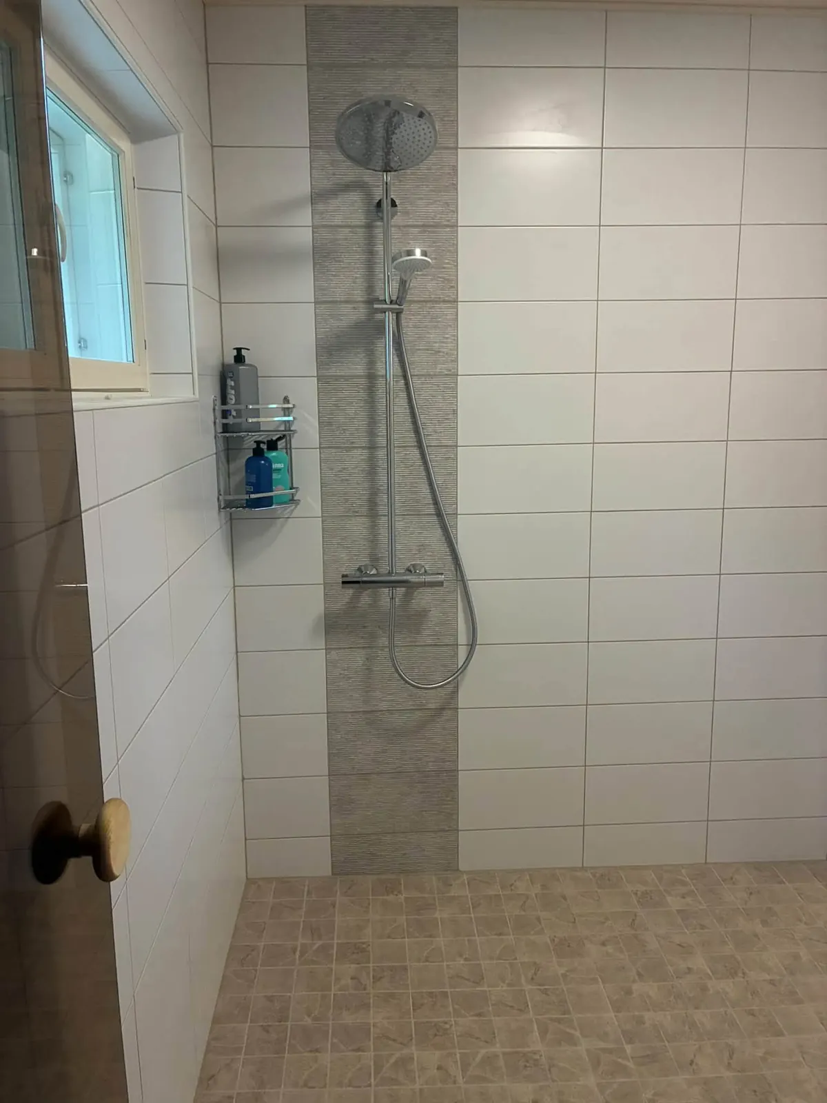 Valkoinen kylpyhuone ja suihku