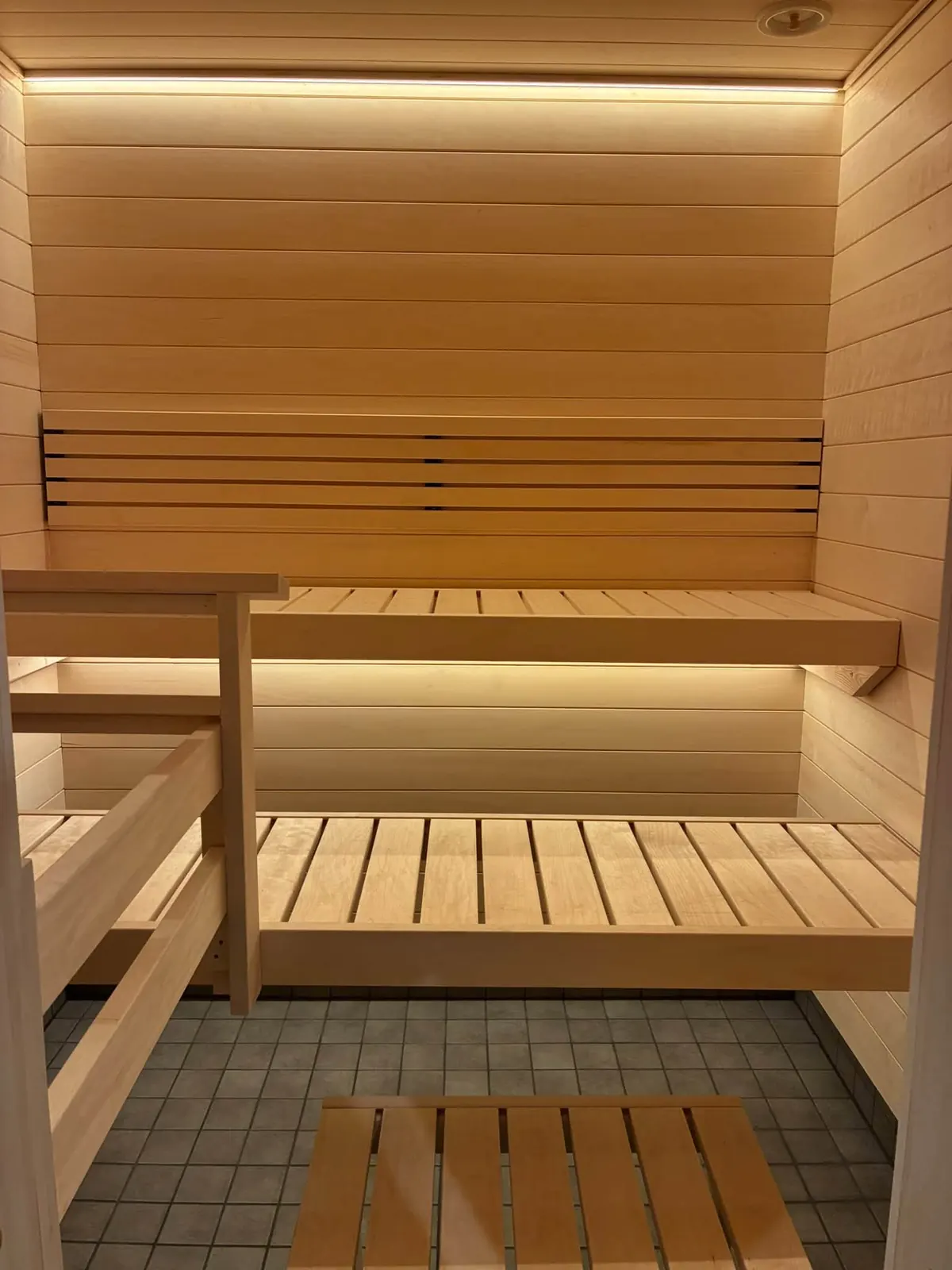 Vaaleat saunan lauteet LED-valaistuksella