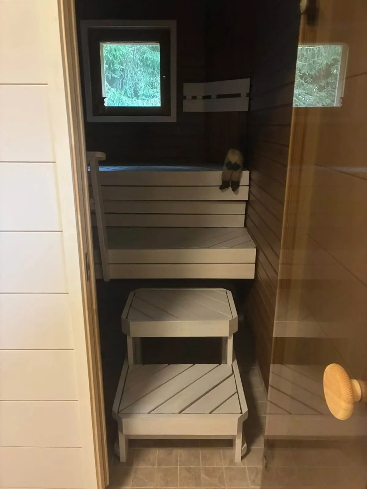 Saunan lauteet ja ikkuna