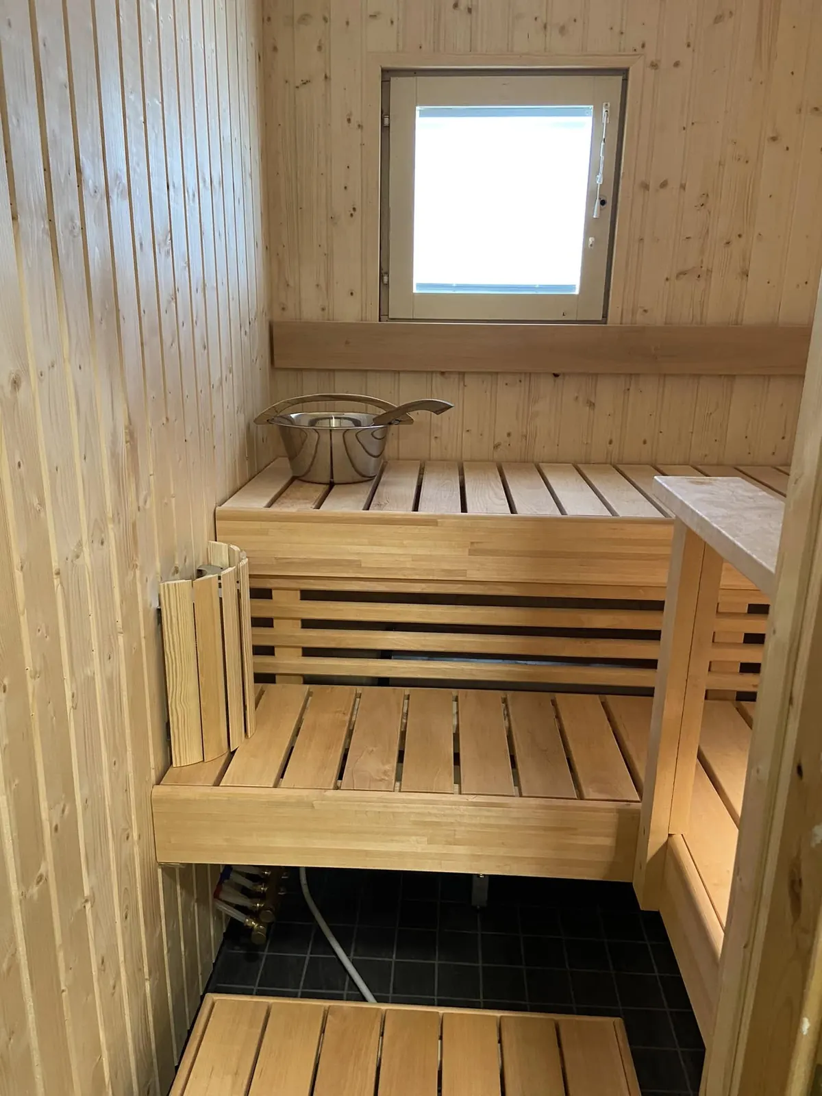 Vaalea sauna ja ikkuna
