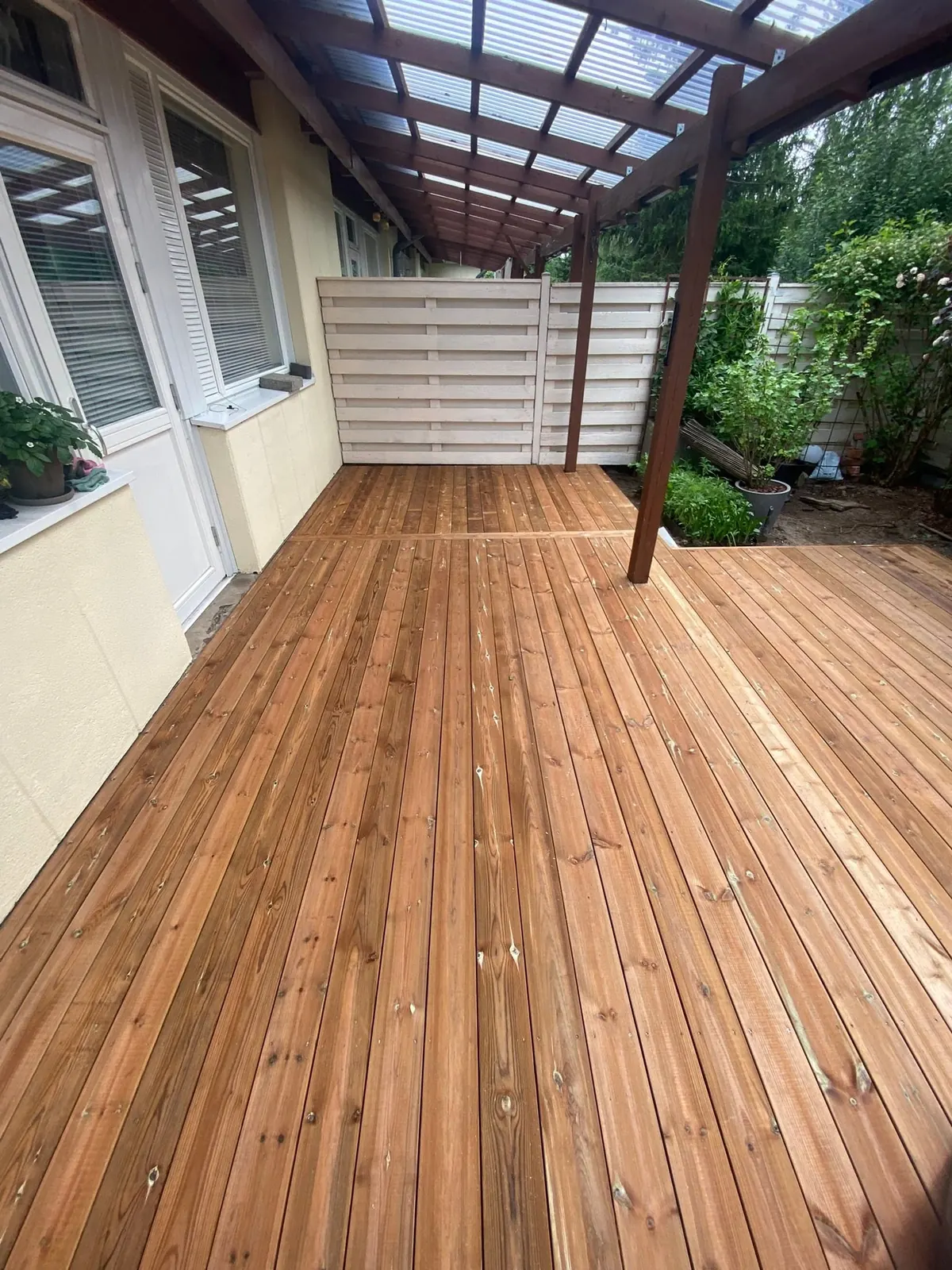 Pergola ja valokate puuterassin yllä